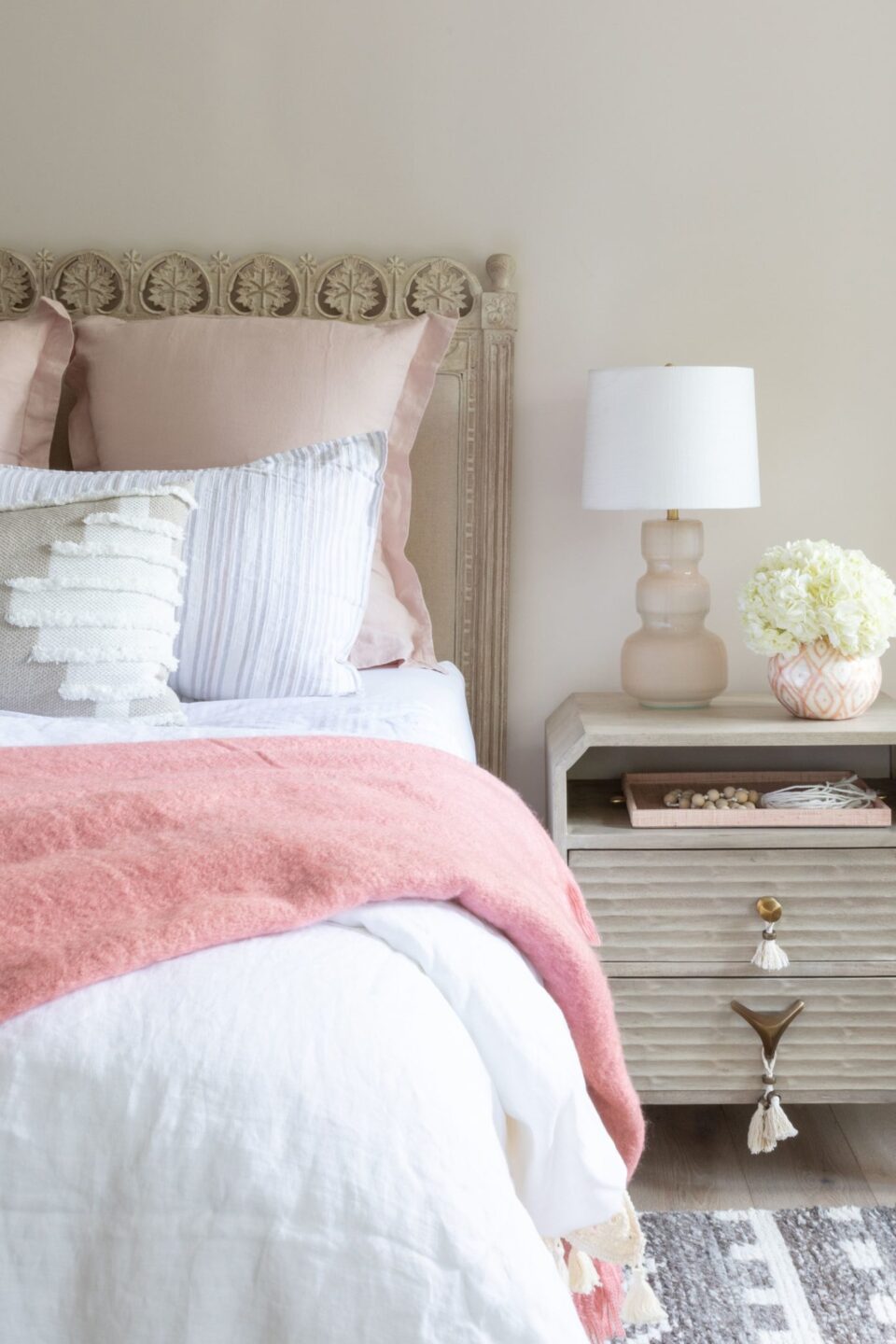 K+co Living Bedroom Design Pink Accent Blanket