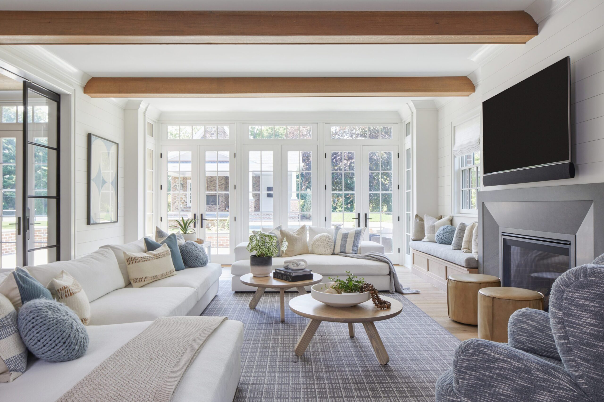 Living Room Interior Design With Doors To Backyard